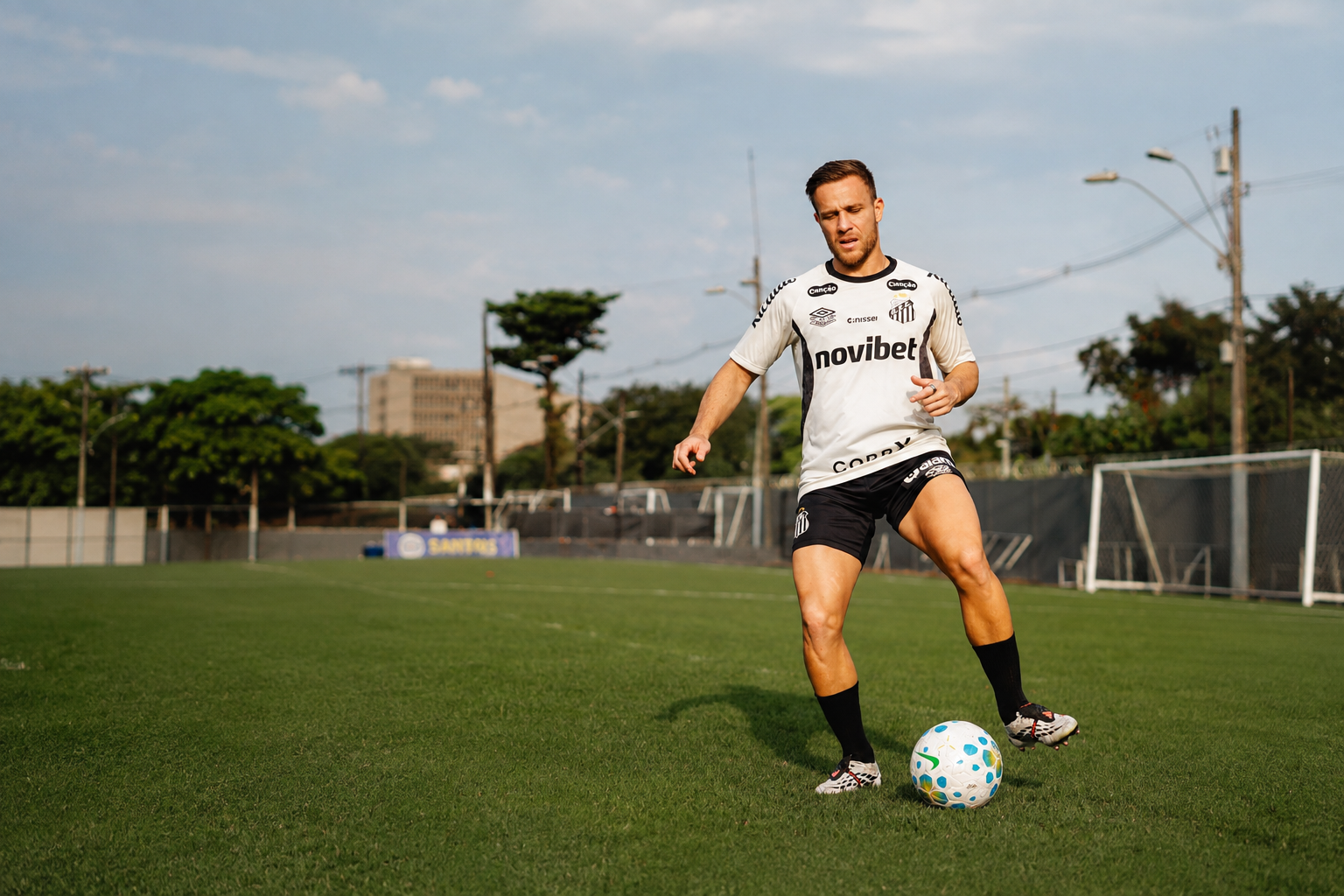 Arthur Melo inicia trabalhos com o elenco do Santos no CT Rei Pelé