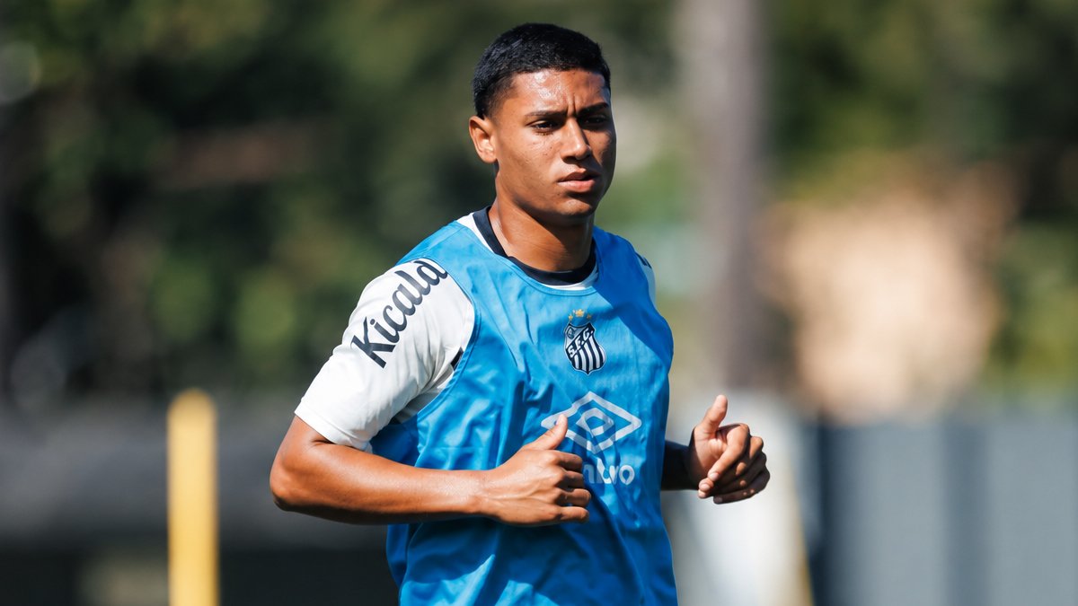 Santos assina com lateral que já treinava no profissional
