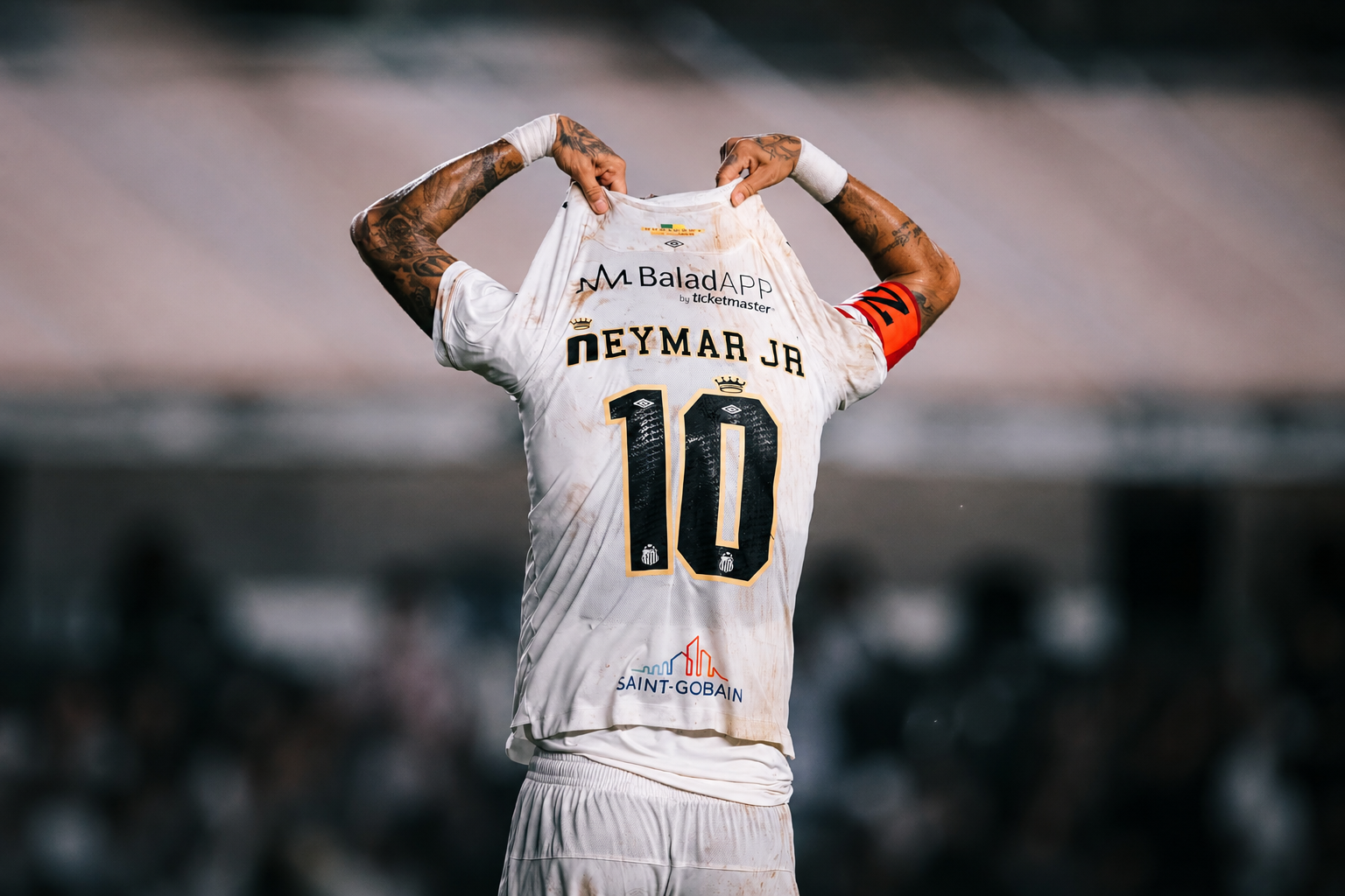 Neymar se revolta com gramado da Vila e faz alerta após sentir a coxa