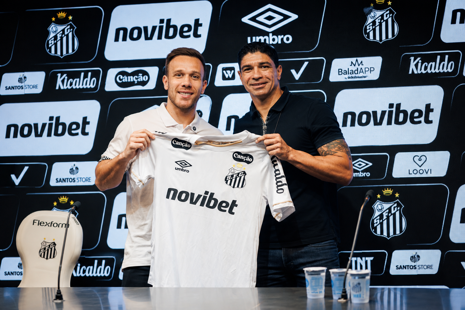 Arthur chega ao Santos, critica gramado da Vila e apoia reclamação de Neymar