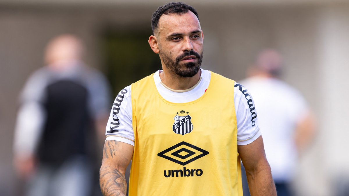 Moisés perde espaço no Santos e fica cada vez mais distante do time de Cuca