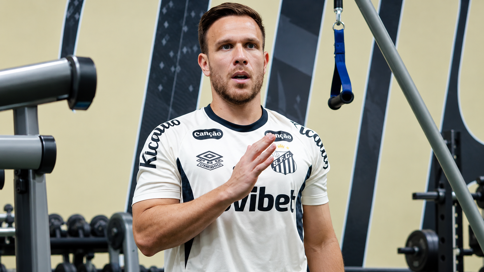 Arthur ganha moral com Cuca e pode ter estreia pelo Santos em jogo importante