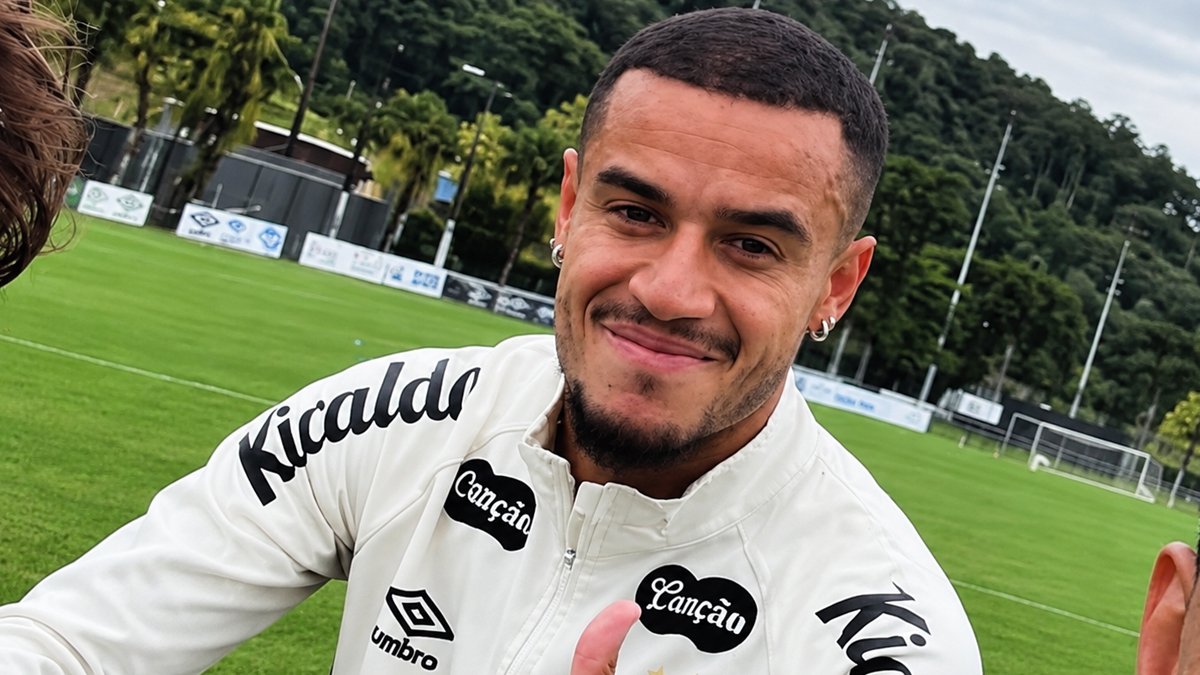 Coutinho acompanha vitória do Santos sobre o Cruzeiro na Vila Belmiro