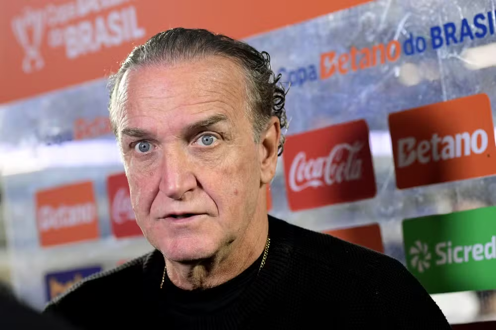 Técnico Cuca durante coletiva do Santos