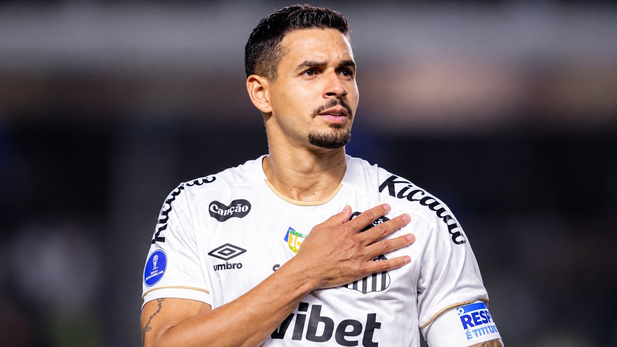 Lucas Veríssimo vira preocupação no Santos após problema no tornozelo