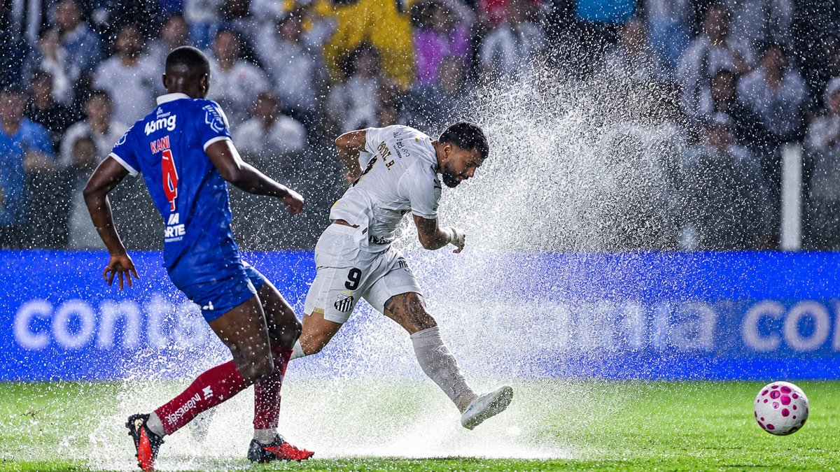 Santos empata com o Bahia em jogo insano, com expulsão e gol no fim