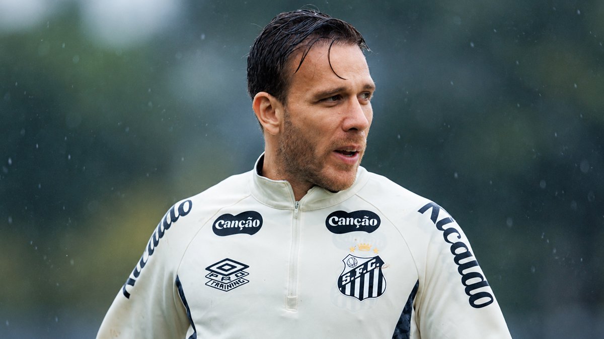 Arthur ganha espaço e será titular do Santos no clássico