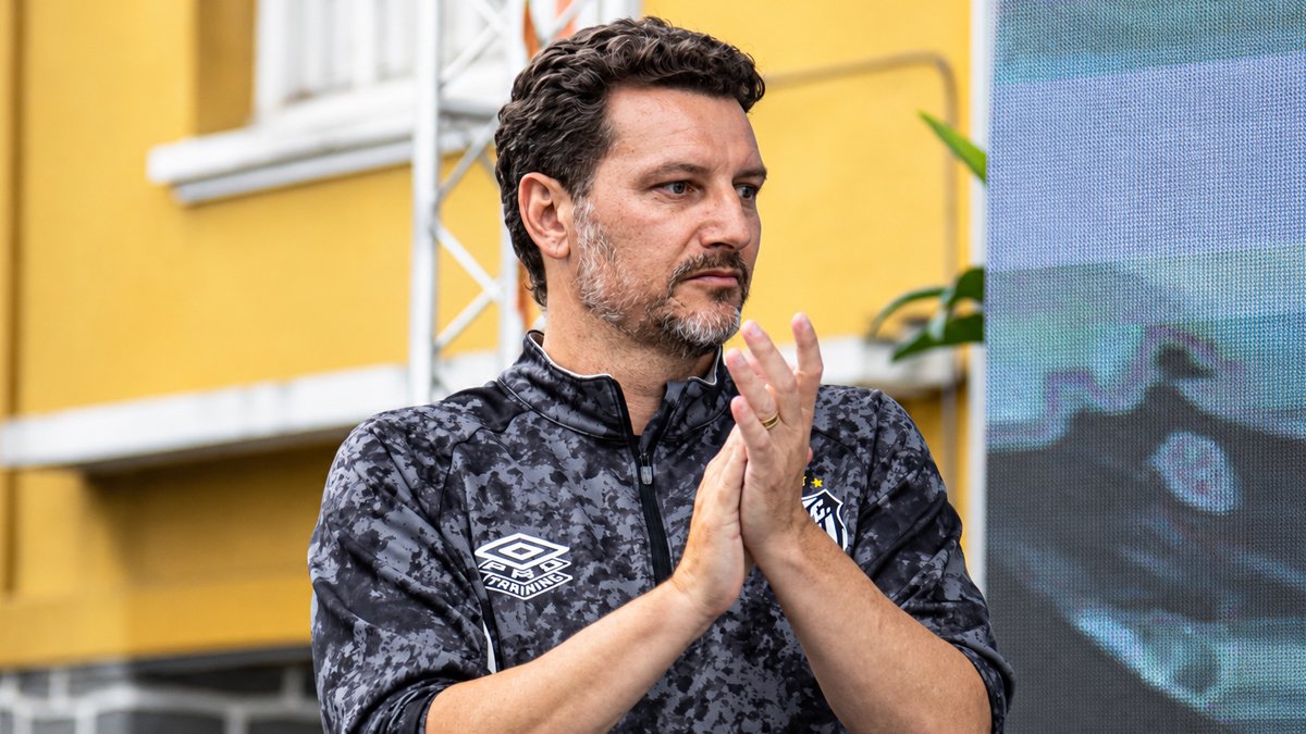 Elano toma decisões importantes e muda rotina da base do Santos